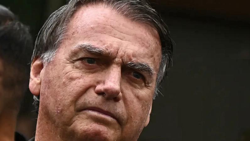 Laudo do assistente técnico da defesa aponta para riscos concretos a Bolsonaro. Documento é utilizado para pedir prisão domiciliar humanitária. (Foto: Andre Borges/EFE)