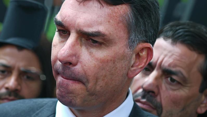 O senador Flávio Bolsonaro, após visita ao pai, Jair Bolsonaro. (Foto: André Borges / (EPA) EFE)