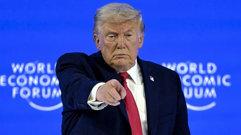O presidente dos EUA, Donald Trump, gesticula após seu discurso especial na 56ª reunião anual do Fórum Econômico Mundial (FEM) em Davos, Suíça, em 21 de janeiro de 2026. (Foto: Gian Ehrenzeller/EFE/EPA)