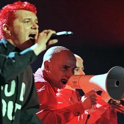 Chumbawamba pede a Vox, da Espanha, para parar de usar sua canção mais famosa