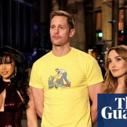 Alexander Skarsgård faz sua estreia como apresentador no Saturday Night Live
