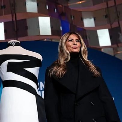 Melania Trump marca presença com vestido do Smithsonian
