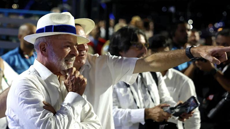 O presidente Luiz Inácio Lula da Silva observa o desfile da Acadêmicos de Niterói junto ao prefeito do Rio de Janeiro, Eduardo Paes. (Foto: Antonio Lacerda / EFE)