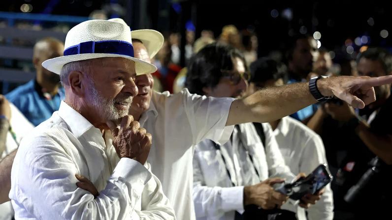 O presidente Luiz Inácio Lula da Silva observa o desfile da Acadêmicos de Niterói junto ao prefeito do Río de Janeiro, Eduardo Paes. (Foto: Antonio Lacerda / EFE)