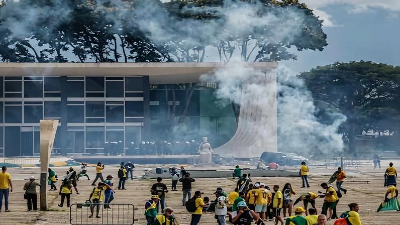 Invasão da Praça dos Três Poderes durante atos golpistas de 8/1