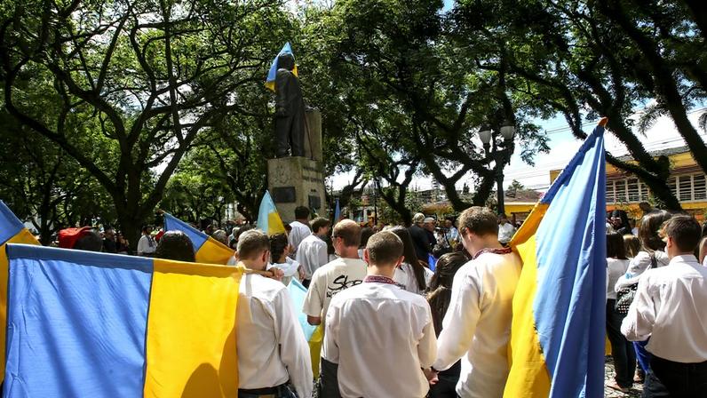 Em 2014, comunidade ucraniana de Curitiba fez protesto na Praça da Ucrânia, contra a intervenção russa no país (Foto: Andre Rodrigues/Arquivo Gazeta do Povo)