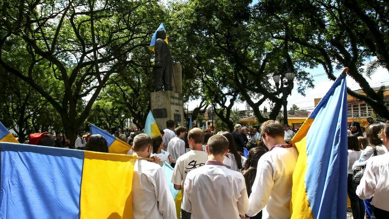 Em 2014, comunidade ucraniana de Curitiba fez protesto na Praça da Ucrânia, contra a intervenção russa no país (Foto: Andre Rodrigues/Arquivo Gazeta do Povo)