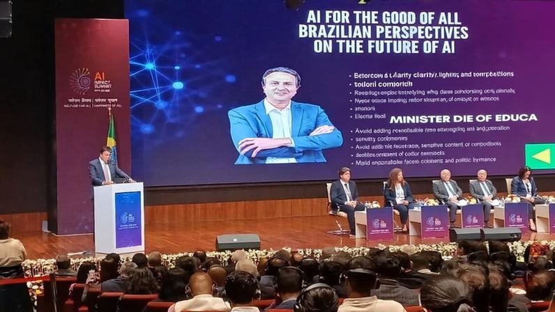 ministro Camilo durante visita a Índia