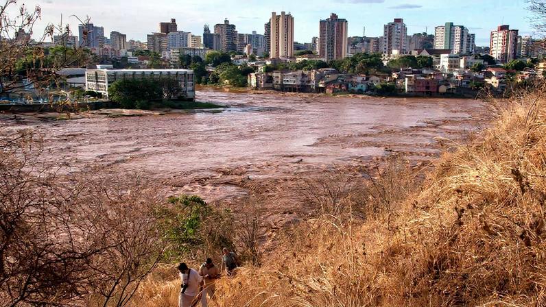 Imagem aéra mostra a lama no Rio Doce, na cidade Resplendor, após rompimento de barragem Fred Loureiro/Secom-ES