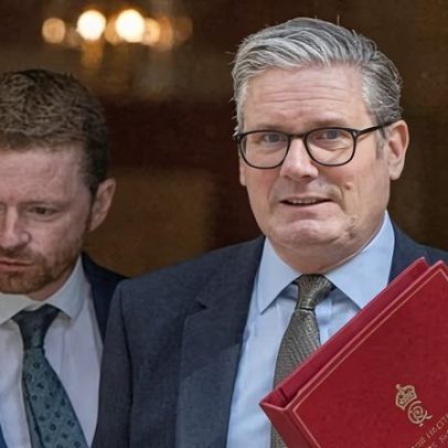 Starmer enfrenta pressão para demitir chefe de gabinete no escândalo Mandelson