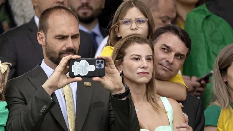 Eduardo Bolsonaro e Flávio Bolsonaro, em foto de arquivo de um desfile de 7 de setembro. (Foto: Joédson Alves / EFE)