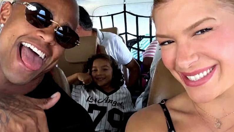 Lore e Leo com a filha Liz em avião — Foto: Reprodução/Instagram