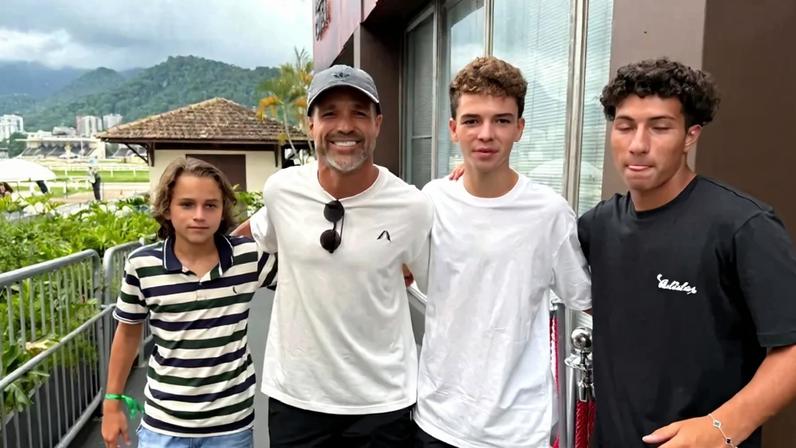 Diego Ribas com os filhos no Rio Open (Foto: Lucas Borges/Lance!)