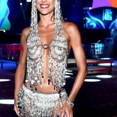 Ex-BBB Mari Gonzalez brilha com look transparente durante Carnaval