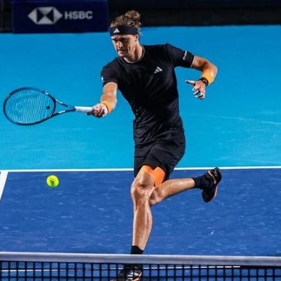 Zverev invade quadra adversária e conquista ponto decisivo