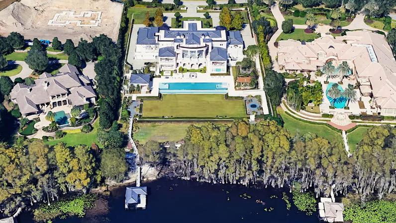 Entre os ativos na mira das autoridades está uma mansão de 2.200 metros quadrados a oeste de Orlando, comprada pelo pai de Vorcaro por US$ 32 milhões. (Fonte: Google Earth)