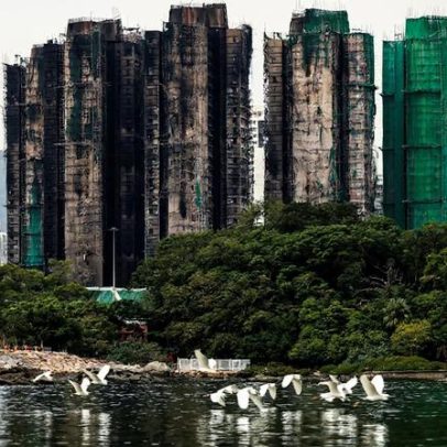 Hong Kong planeja comprar casas atingidas por incêndio fatal em arranha-céu