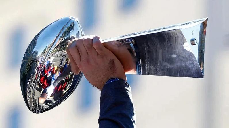 Vince Lombardi, o cobiçado troféu do Super Bowl (Foto: Ronald Martinez/AFP)