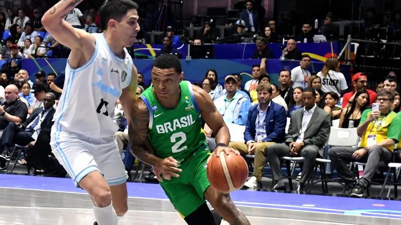 Yago dos Santos dribla o argentinio Jose Vildoza na final da Americup (Foto: AFP)