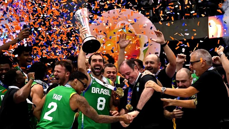 Vitor Benite ergue o troféu após a vitória do Brasil sobre a Argentina na final da Americup (Photo by AFP)