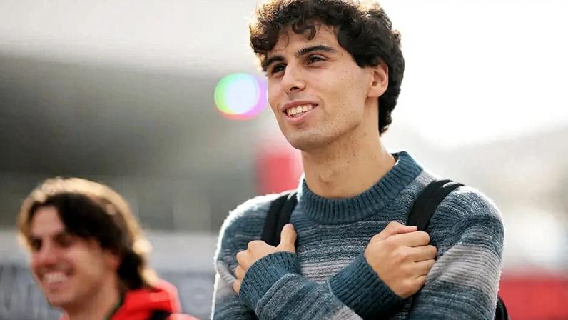 Gabriel Bortoleto chega ao GP de Las Vegas (Foto: Hector Vivas/Getty Images/AFP)