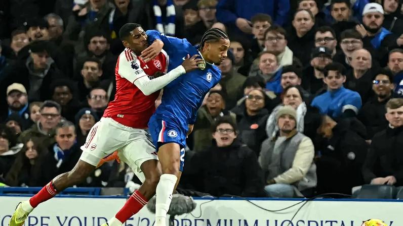 João Pedro disputa bola em Chelsea x Arsenal (Foto: JUSTIN TALLIS / AFP)