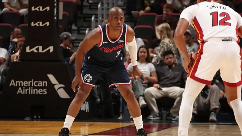 Chris Paul na partida de Miami Heat x Los Angeles Clippers (Foto: Issac Baldizon / NBAE / Getty Images / Getty Images via AFP)