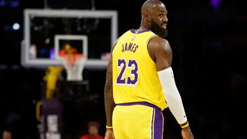LeBron James na partida de Los Angeles Lakers x Phoenix Suns (Foto: RONALD MARTINEZ / GETTY IMAGES NORTH AMERICA / Getty Images via AFP)