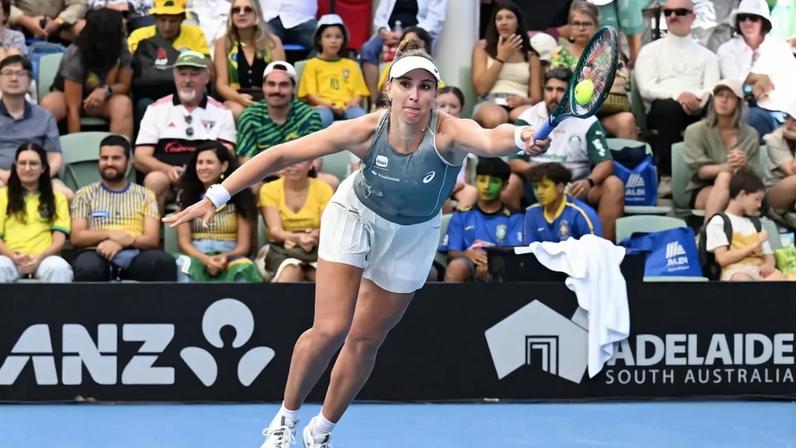 Bia Haddad reage durante partida de simples feminina contra a canadense Victoria Mboko no Adelaide International 2026, em Adelaide, em 12 de janeiro de 2026. (Foto: Michael ERREY/AFP)