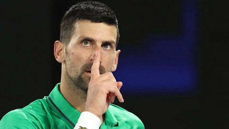 Novak Djokovic reage a um ponto contra o holandês Botic van de Zandschulp durante partida de simples masculino no sétimo dia do Australian Open, em Melbourne, em 24 de janeiro de 2026 (Foto: Martin Keep/AFP)