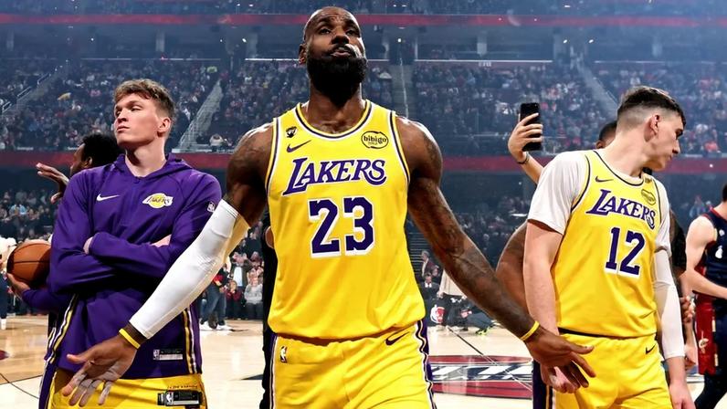 LeBron James lança pó de giz antes do jogo contra o Cleveland Cavaliers, na Rocket Arena. (Foto: Nathaniel S. Butler/Nbae/Getty Images/Afp)