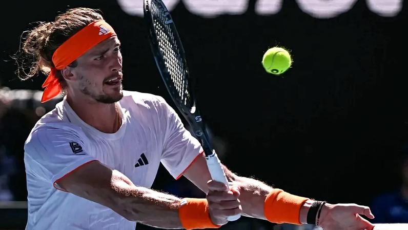 O alemão Alexander Zverev voleia a bola na partida contra o espanhol Carlos Alcaraz na semifinal do Australian Open (Foto: WILLIAM WEST / AFP)