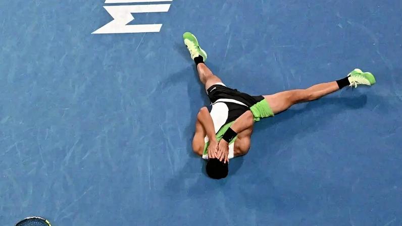 A emoção do espanhol Carlos Alcaraz com o inédito título do Australian Open (Foto: Paul Crock / AFP)