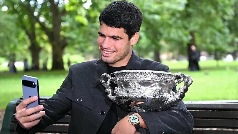 O espanhol Carlos Alcaraz posa com o troféu do Australian Open (Foto: WILLIAM WEST / AFP)