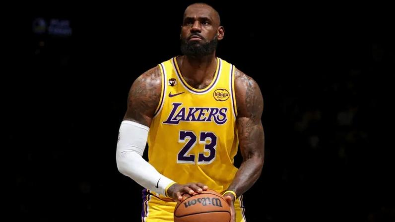 LeBron James, do Los Angeles Lakers, arremessa lance livre contra o Brooklyn Nets, em 3 de fevereiro de 2026. (Foto: Nathaniel S. Butler/NBAE/Getty Images/Getty Images via AFP)