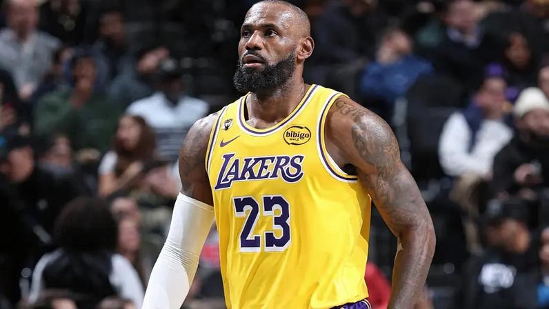 LeBron James, do Los Angeles Lakers, observa a partida contra o Brooklyn Nets, em 3 de fevereiro de 2026. (Foto: David L. Nemec/NBAE/Getty Images/Getty Images via AFP)