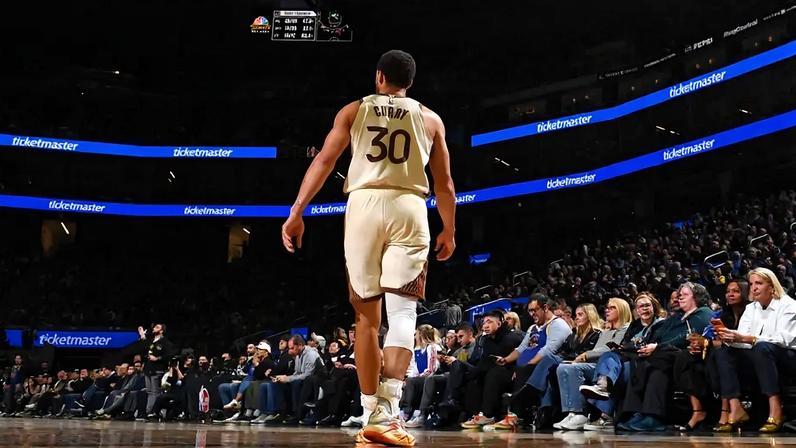 Stephen Curry, do Golden State Warriors, observa durante o jogo contra o Detroit Pistons, no Chase Center. (Foto: Noah Graham/NBAE/Getty Images/AFP)