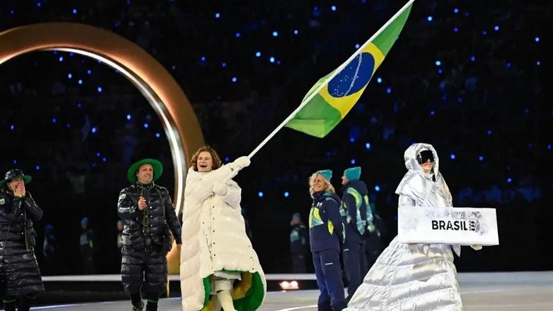 O porta-bandeira do Brasil, Lucas Pinheiro Braathen, desfila durante a cerimônia de abertura dos Jogos Olímpicos de Inverno de Milão-Cortina 2026 no estádio San Siro em Milão (Foto: Wang Zhao / AFP)