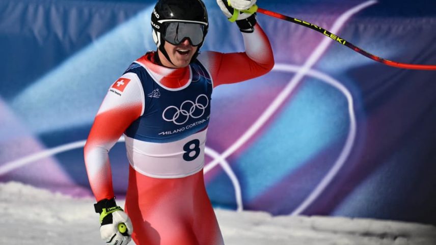 Franjo von Allmen, da Suíça, reage na área de chegada após competir no downhill masculino do esqui alpino nos Jogos Olímpicos de Inverno Milano Cortina 2026, em Bormio, em 7 de fevereiro de 2026. (Foto: Jeff PACHOUD/AFP)