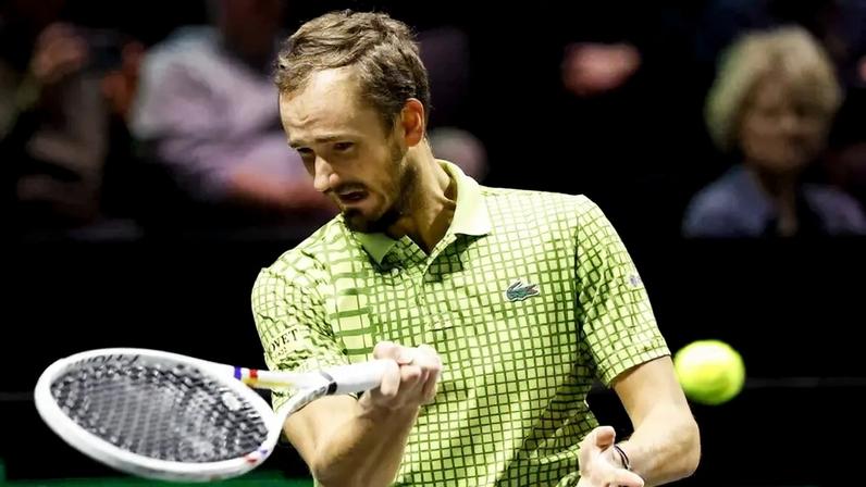 Ex-número 1 do mundo se irrita, chuta placa e reclama da bola