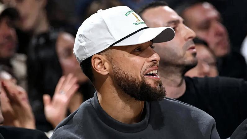 Stephen Curry, do Golden State Warriors, como telespectador em jogo contra o Memphis Grizzlies, no Chase Center. (Foto: Noah Graham/NBAE/Getty Images/AFP)