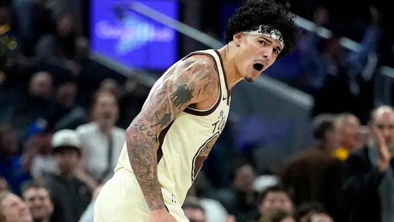 Gui Santos, do Golden State Warriors, comemora cesta de três pontos contra o Memphis Grizzlies, no Chase Center. (Foto: Thearon W. Henderson/Getty Images/AFP)