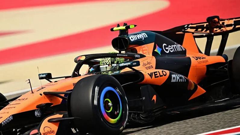 O piloto britânico Lando Norris, da McLaren, dirige no segundo dia dos testes da Fórmula 1 no Bahrain International Circuit, em Sakhir, 12 de fevereiro de 2026. (Foto: Giuseppe CACACE/AFP)
