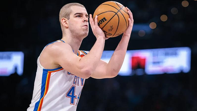 Nikola Topic (#44) do Oklahoma City Thunder arremessa a bola na primeira metade contra o Milwaukee Bucks no Paycom Center, em Oklahoma City, em 12 de fevereiro de 2026. (Foto: William Purnell/Getty Images via AFP)