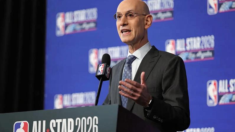 O comissário da NBA, Adam Silver, fala em coletiva durante o fim de semana do All-Star 2026 no Intuit Dome, em Inglewood, Califórnia, em 14 de fevereiro de 2026 (Foto: Ryan Sirius Sun / Getty Images / AFP)