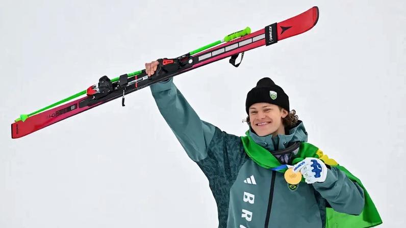 Lucas Pinheiro Braathen medalha de ouro no pódio do slalom gigante masculino em 2026. (Foto: Fabrice Coffrini/AFP)