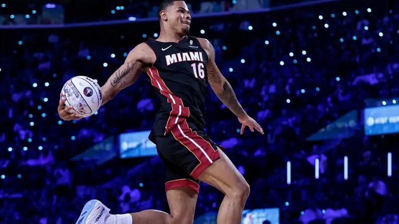 Keshad Johnson, camisa 16 do Miami Heat, faz uma enterrada durante o Concurso de Enterradas da AT&T no fim de semana do All-Star da NBA de 2026 (Foto: Ronald Martinez/Getty Images/AFP)