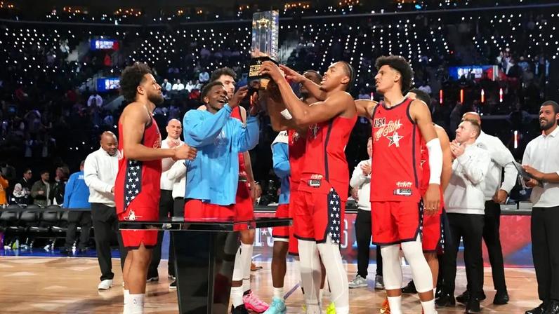 A Seleção Americana de Estrelas exibe o troféu de campeã do Jogo das Estrelas após a 75ª edição do Jogo das Estrelas da NBA (Foto: Jesse D. Garrabrant/NBAE via Getty Images/AFP)