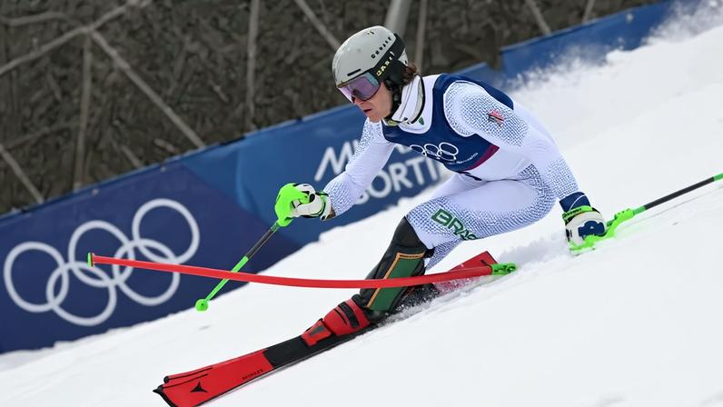 Lucas Pinheiro Braathen, do Brasil, compete e sai da primeira descida do slalom masculino no Centro de Esqui Stelvio, em Bormio (Valtellina), nos Jogos Olímpicos de Inverno Milano Cortina 2026, em 16 de fevereiro de 2026 (Foto: Fabrice Coffrini/AFP)