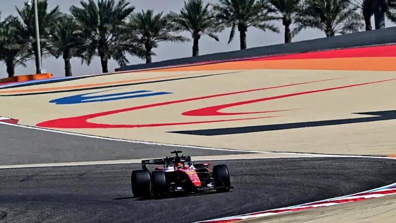 Charles Leclerc, acelera no primeiro dia dos testes de pré-temporada da Fórmula 1 no Circuito Internacional do Bahrein, em Sakhir, em 18 de fevereiro de 2026 (Foto: Giuseppe Cacace/AFP)